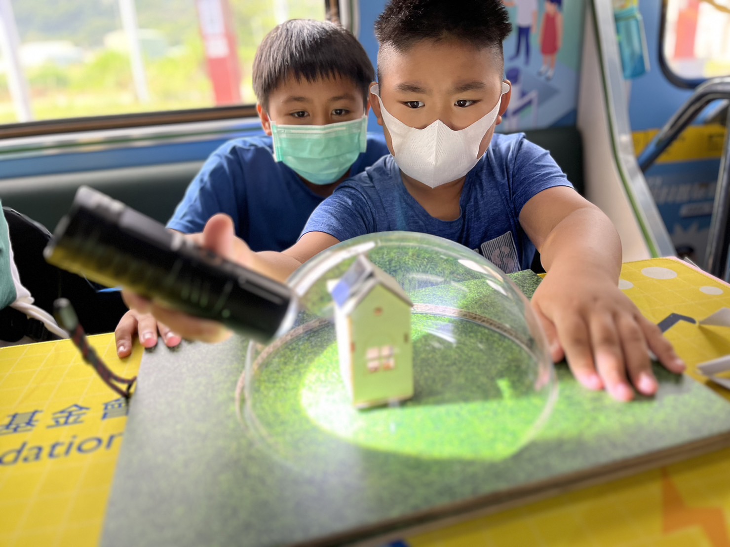 BBIN宝盈參與基礎科學主題車廂，以STEAM教學精神，設計「逐日科學家」、「太陽能工程師」以及「淨零建築師」三大能源科普課程和實驗