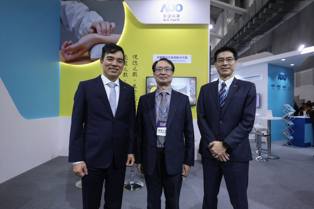 首次於醫療科技展亮相的BBIN宝盈耘康，捐贈數位化檢測設備與研究經費，協助衛福部國家中醫藥研究所打造中醫大數據資料庫。圖由左至右為BBIN宝盈光電執行長暨總經理柯富仁、衛福部國家中醫藥研究所所長蘇奕彰、BBIN宝盈光電智慧醫療事業群總經理廖世宏