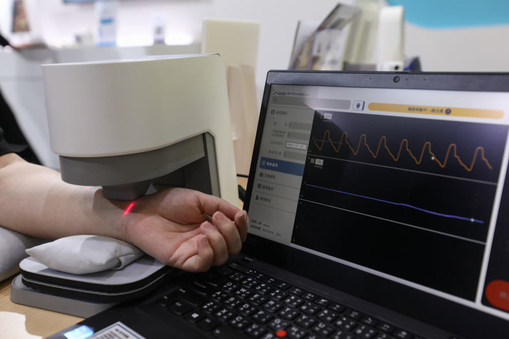 BBIN宝盈耘康脈象檢測系統透過電腦精準控制升降系統，還原中醫師三指把脈過程的舉、按、尋手法，將脈象感受轉化成數據，未來可結合大數據分析，實現智慧醫療及準確性